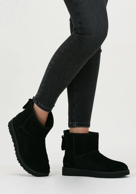 Ugg w classic mini logo zip bottes fourrure en noir 6 Ugg w classic mini logo zip bottes fourrure en noir – Image 6